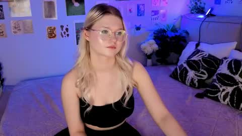 lunariafox online show from 04/18/26, 07:58