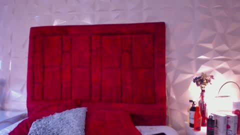 Snapshot of lunariddle chatting on 12/11/24, 12:02 .. .. online show from 12/11/24, 12:02