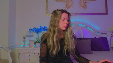 Luna Rishi online show from 10/17/25, 11:46