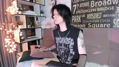 Snapshot of lunaroffset chatting on 06/11/26, 05:16 Matthew online show from 06/11/26, 05:16