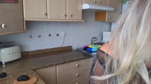 Snapshot of lunary_mix chatting on 12/20/24, 03:31  Luna online show from 12/20/24, 03:31