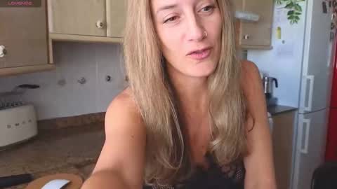 Snapshot of lunary_mix chatting on 10/06/25, 09:29  Luna online show from 10/06/25, 09:29