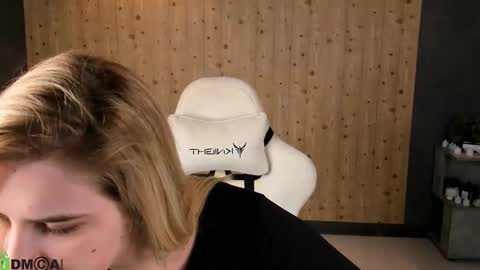 Snapshot of lunasshine chatting on 02/06/26, 04:17 LunasShine online show from 02/06/26, 04:17