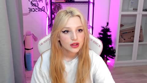 Snapshot of lunatale chatting on 01/08/25, 02:57 Kate online show from 01/08/25, 02:57