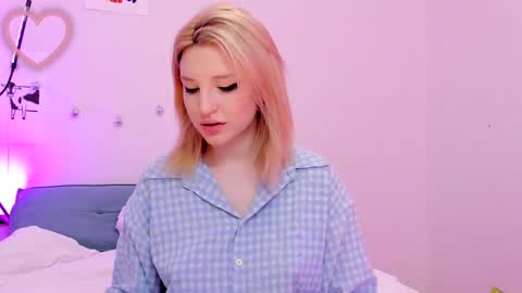 Snapshot of lunatale chatting on 02/25/25, 03:20 Kate online show from 02/25/25, 03:20