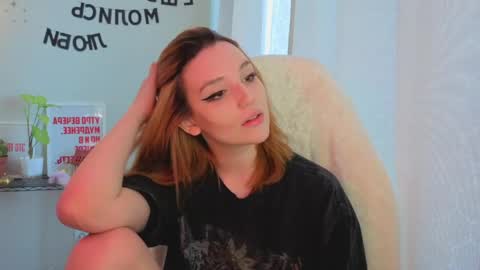 Snapshot of lunatale chatting on 05/18/26, 10:10 Kate online show from 05/18/26, 10:10