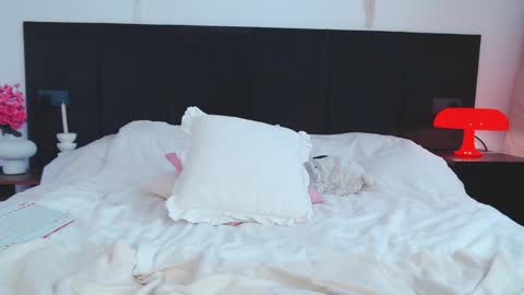 LunaticaBae online show from 04/11/26, 07:45