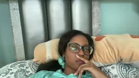 lunchboxgirl online show from 04/19/26, 02:16