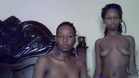 lutino_lovebirds online show from 03/21/26, 04:28