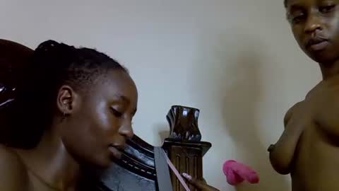 lutino_lovebirds online show from 04/13/26, 08:25