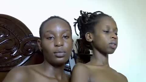 lutino_lovebirds online show from 04/14/26, 08:37