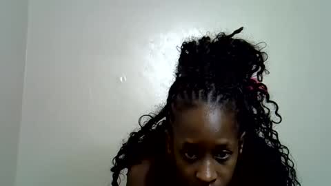lutino_lovebirds online show from 05/24/26, 06:40