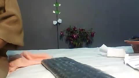 Bee Bee online show from 02/15/26, 03:47