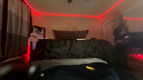 Snapshot of luvvlee chatting on 02/17/26, 06:43 luvvlee online show from 02/17/26, 06:43