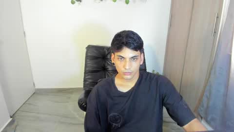 Snapshot of luxrx chatting on 05/17/26, 05:42 luxrx online show from 05/17/26, 05:42