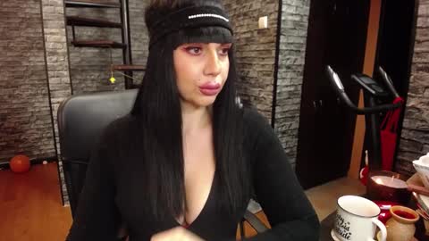 Snapshot of luxurymistress chatting on 12/05/24, 07:17 Spoiled dominant mindfucker mistress MakeupartistNail ArtistFitness and Yoga lover online show from 12/05/24, 07:17