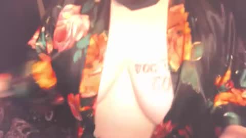 Snapshot of luxxxinteriorr chatting on 01/09/25, 03:04 LuxxxInteriorr online show from 01/09/25, 03:04