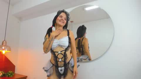 Snapshot of luz_mia1 chatting on 10/24/25, 01:51 Luz online show from 10/24/25, 01:51