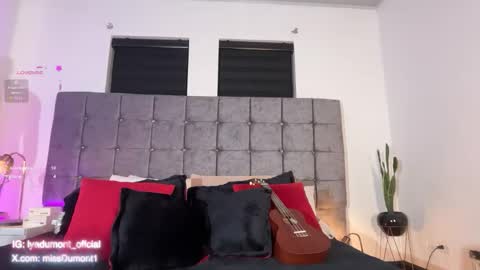 Snapshot of lyadumont chatting on 10/29/25, 05:20 LYA online show from 10/29/25, 05:20