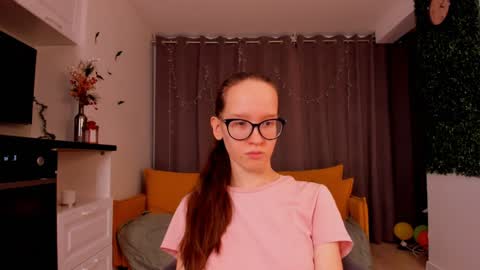 Snapshot of lynettebails chatting on 01/27/25, 04:22 Sara online show from 01/27/25, 04:22