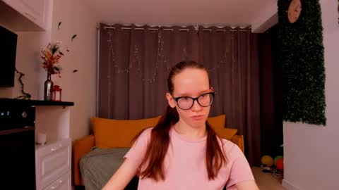 Snapshot of lynettebails chatting on 01/28/25, 01:29 Sara online show from 01/28/25, 01:29