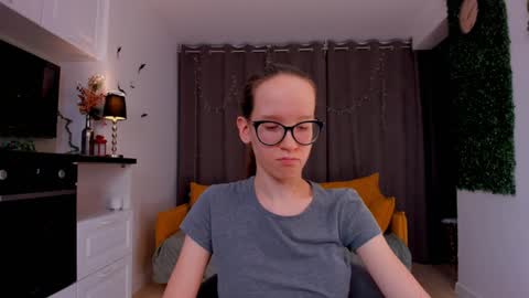 Snapshot of lynettebails chatting on 02/07/25, 01:47 Sara online show from 02/07/25, 01:47