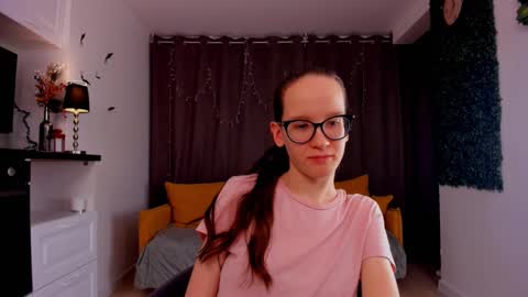 Snapshot of lynettebails chatting on 02/09/25, 10:21 Sara online show from 02/09/25, 10:21