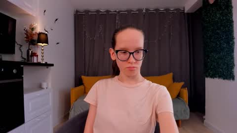 Snapshot of lynettebails chatting on 02/10/25, 01:24 Sara online show from 02/10/25, 01:24