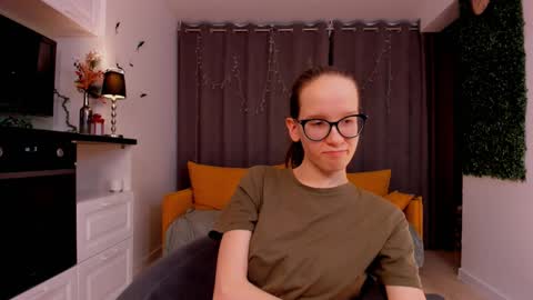 Snapshot of lynettebails chatting on 02/10/25, 10:19 Sara online show from 02/10/25, 10:19