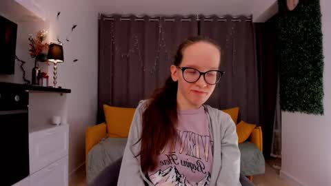 Snapshot of lynettebails chatting on 02/12/25, 10:26 Sara online show from 02/12/25, 10:26