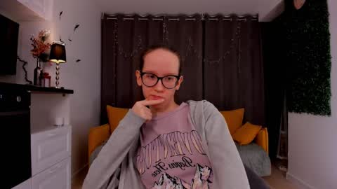 Snapshot of lynettebails chatting on 02/13/25, 01:29 Sara online show from 02/13/25, 01:29