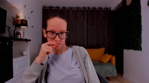 Snapshot of lynettebails chatting on 02/13/25, 07:21 Sara online show from 02/13/25, 07:21