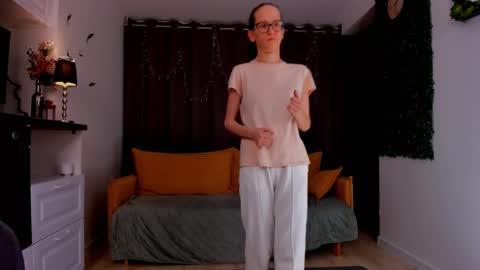 Snapshot of lynettebails chatting on 02/14/25, 01:23 Sara online show from 02/14/25, 01:23