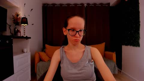 Snapshot of lynettebails chatting on 02/17/25, 04:48 Sara online show from 02/17/25, 04:48