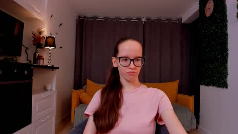 Snapshot of lynettebails chatting on 02/19/25, 04:11 Sara online show from 02/19/25, 04:11