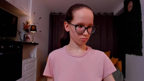 Snapshot of lynettebails chatting on 02/20/25, 02:18 Sara online show from 02/20/25, 02:18