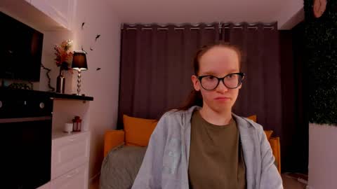 Snapshot of lynettebails chatting on 02/22/25, 10:20 Sara online show from 02/22/25, 10:20