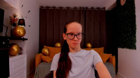 Snapshot of lynettebails chatting on 02/24/25, 04:36 Sara online show from 02/24/25, 04:36