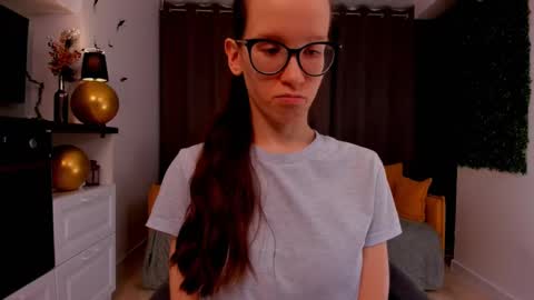 Snapshot of lynettebails chatting on 02/25/25, 01:52 Sara online show from 02/25/25, 01:52