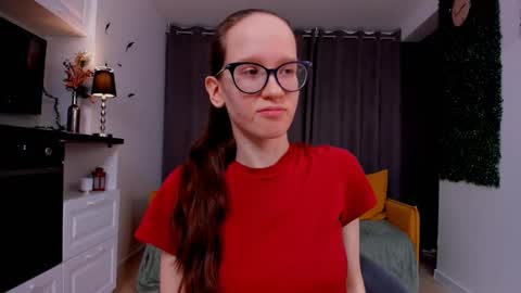 Snapshot of lynettebails chatting on 02/26/25, 07:16 Sara online show from 02/26/25, 07:16