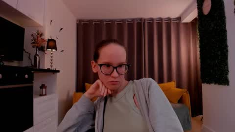 Snapshot of lynettebails chatting on 03/02/25, 07:12 Sara online show from 03/02/25, 07:12