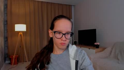 Snapshot of lynettebails chatting on 09/14/25, 04:17 Sara online show from 09/14/25, 04:17