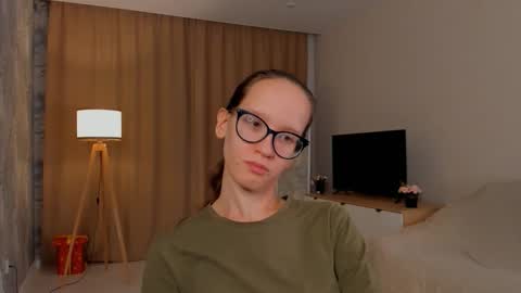 Snapshot of lynettebails chatting on 09/19/25, 04:07 Sara online show from 09/19/25, 04:07