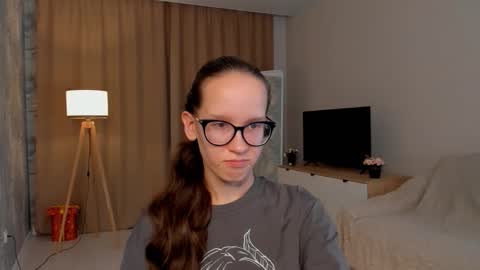 Snapshot of lynettebails chatting on 09/23/25, 04:10 Sara online show from 09/23/25, 04:10