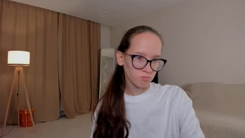 Snapshot of lynettebails chatting on 09/28/25, 04:01 Sara online show from 09/28/25, 04:01