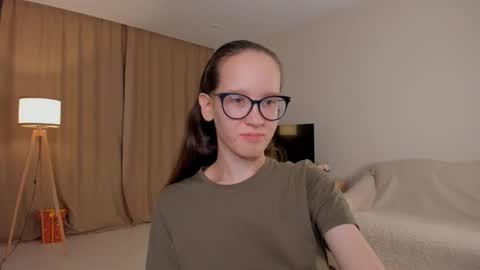 Snapshot of lynettebails chatting on 10/08/25, 04:15 Sara online show from 10/08/25, 04:15