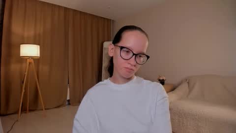 Snapshot of lynettebails chatting on 10/11/25, 05:11 Sara online show from 10/11/25, 05:11