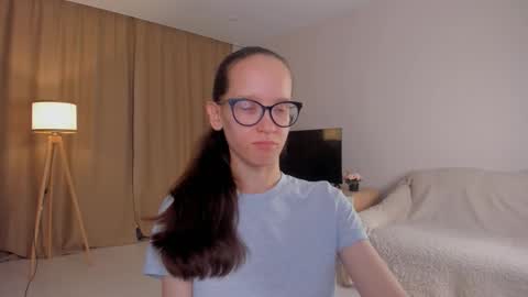 Snapshot of lynettebails chatting on 10/15/25, 04:40 Sara online show from 10/15/25, 04:40