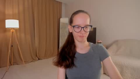 Snapshot of lynettebails chatting on 10/19/25, 04:07 Sara online show from 10/19/25, 04:07