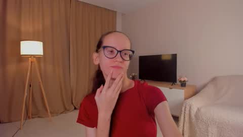 Snapshot of lynettebails chatting on 10/22/25, 04:18 Sara online show from 10/22/25, 04:18